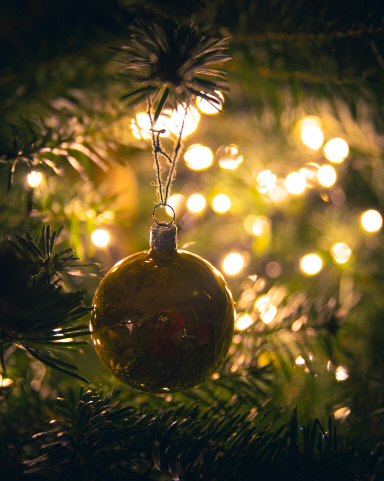 Bola d'arbre de Nadal amb llumetes al fons